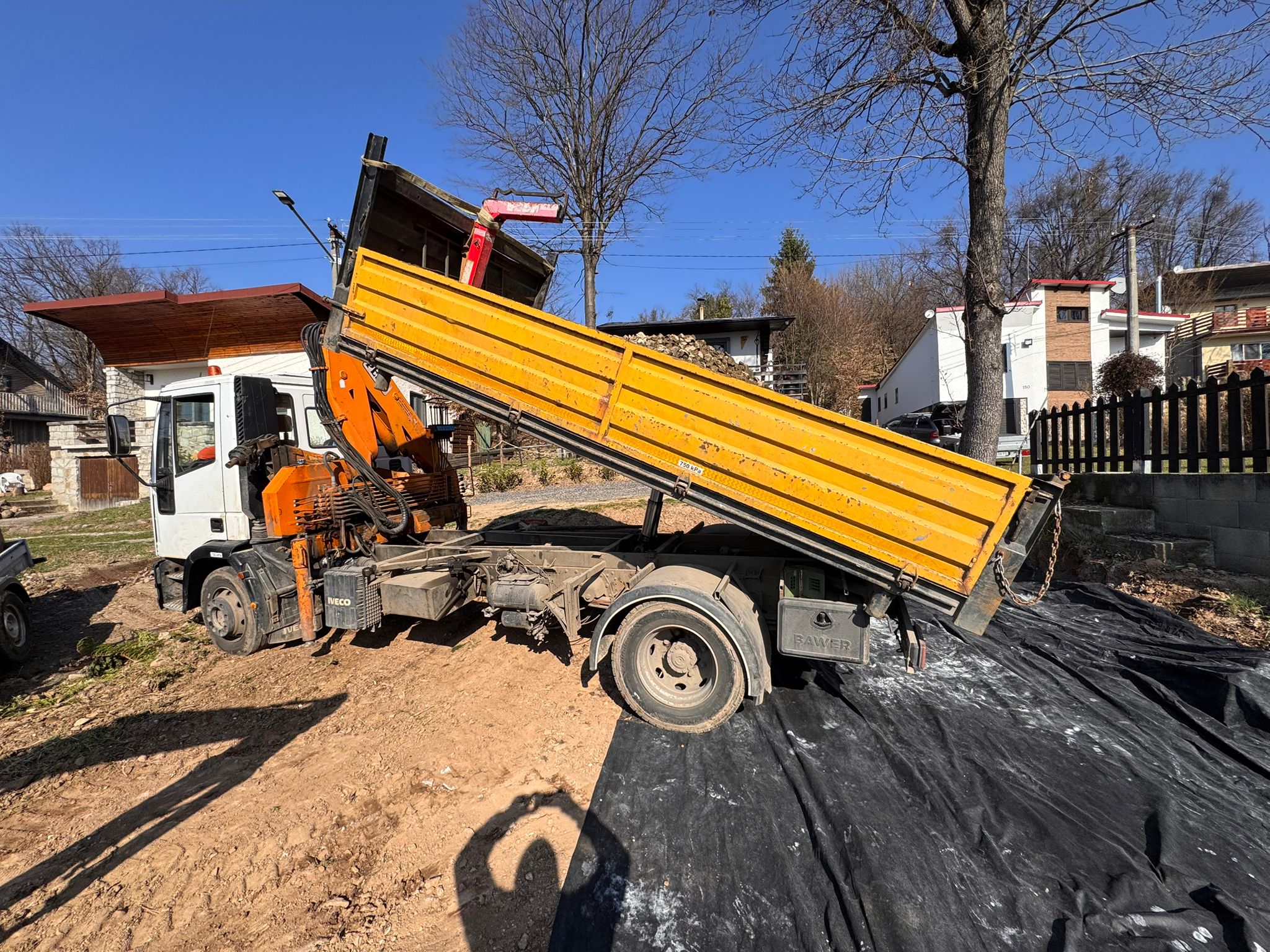 Nákladné vozidlo s hydraulickou rukou